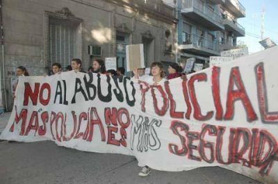 Organizaciones sociales se movilizaron hasta la Municipalidad en contra del �abuso policial�