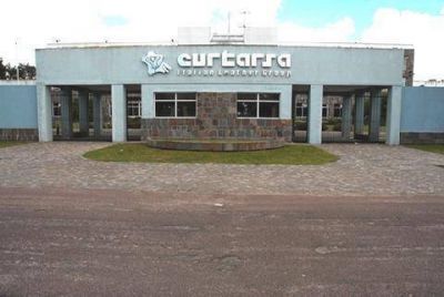Curtarsa sale a ofrecer espejitos de colores 
