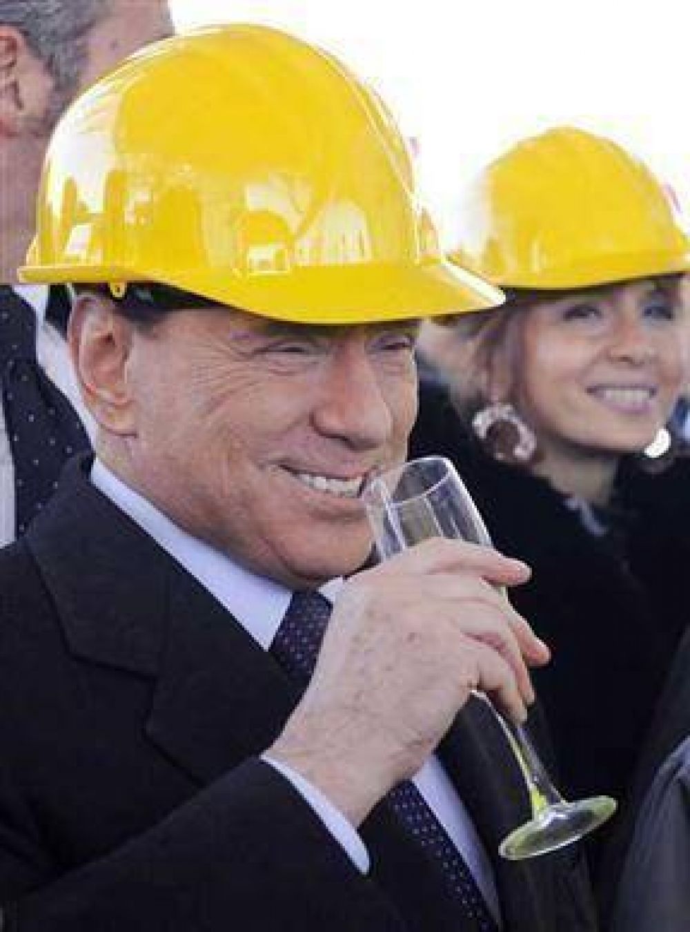 Acusan a Berlusconi de intentar sobornar a legisladores opositores