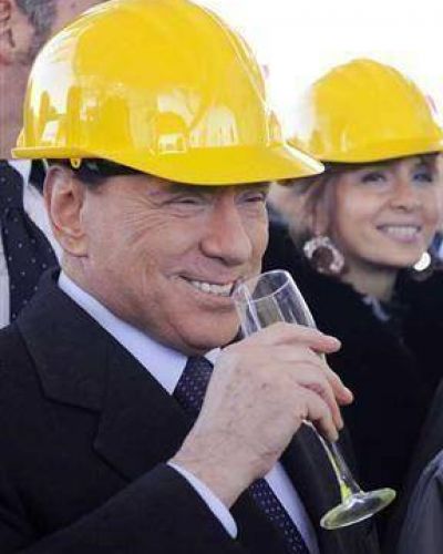 Acusan a Berlusconi de intentar sobornar a legisladores opositores