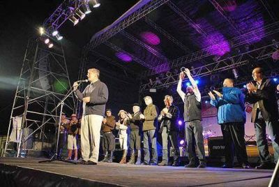 Lleg� el ministro Dom�nguez y dijo que vino �a la fiesta m�s importante de la Provincia�