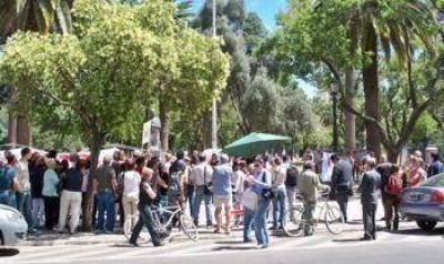 Vecinos reclamaron por el agua frente a la Municipalidad