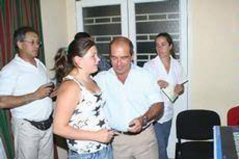 Entregaron tarjetas de d�bito del programa �Envi�n�