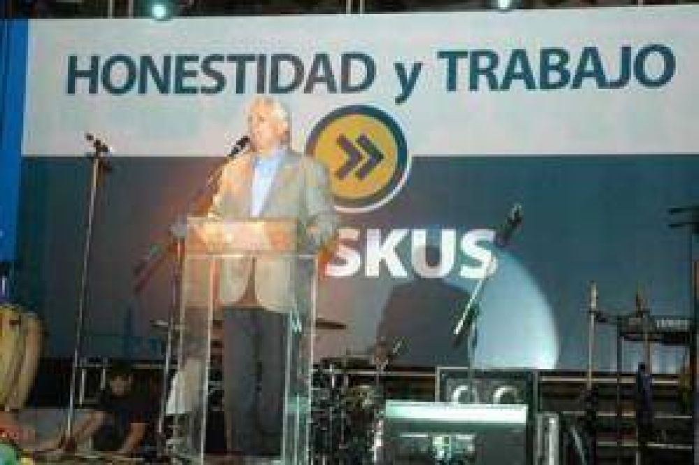 Ivoskus encabez� la fiesta de fin de a�o ante una multitud