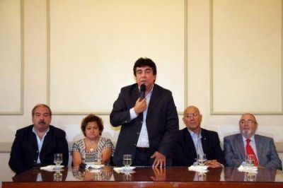 Fernando Espinoza movi� tres piezas pol�ticas en su Gabinete