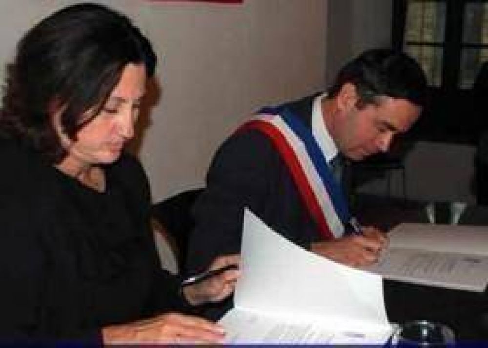 Luj�n y Chartres firmaron el "hermanamiento"