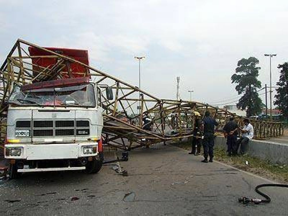 ECHEVERR�A | NO SE LAMENTARON V�CTIMAS FATALES Conmoci�n por la ca�da de un puente peatonal en Transradio