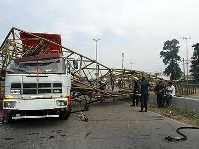 ECHEVERR�A | NO SE LAMENTARON V�CTIMAS FATALES Conmoci�n por la ca�da de un puente peatonal en Transradio
