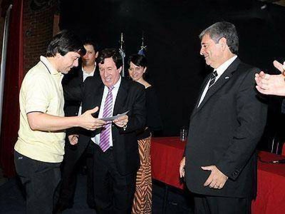 LAN�S | Entregaron beneficios a instituciones de Lan�s por su trabajo solidario