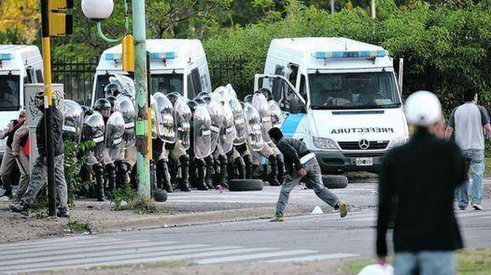 Volvi� la violencia a Soldati con choques entre vecinos y Prefectura