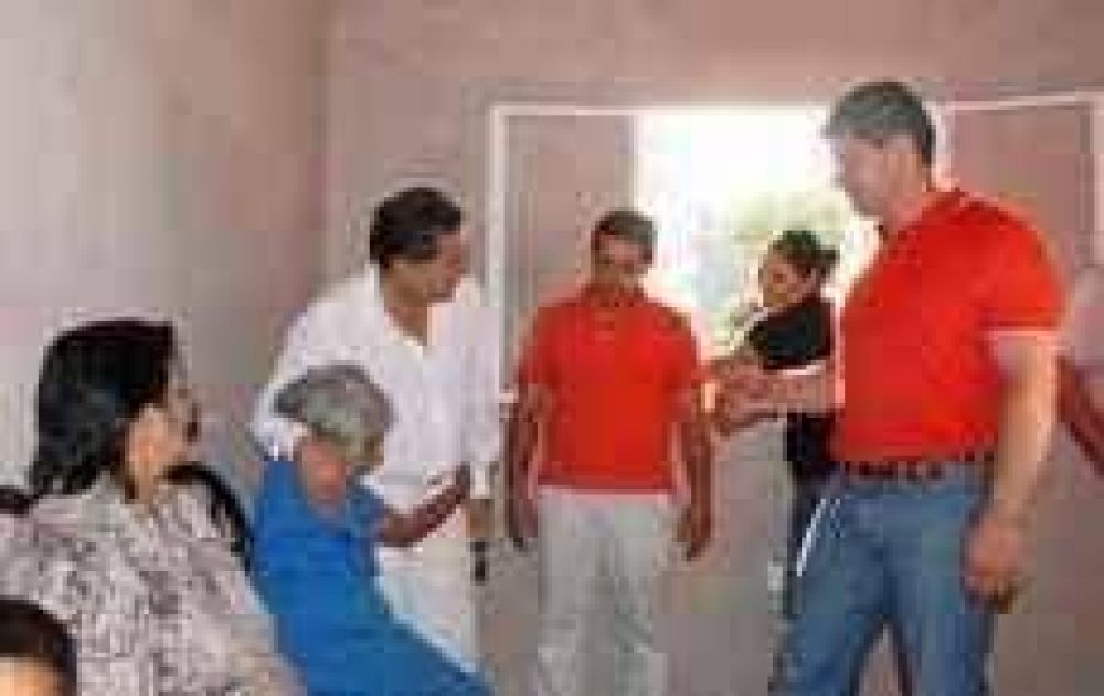 Beder Herrera visit� obras de viviendas y entreg� una Erradicaci�n de Ranchos