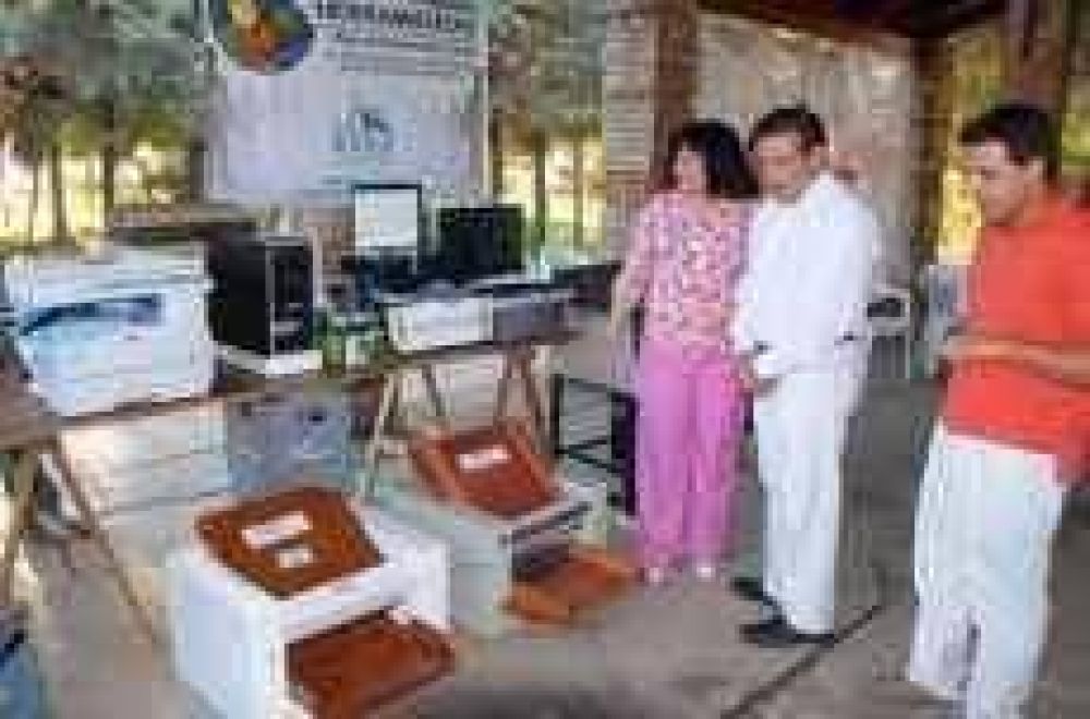 Beder Herrera entreg� herramientas e insumos a 14 familias de Anguin�n