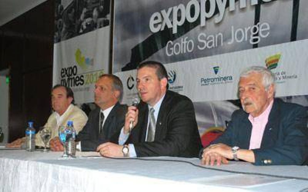 Buzzi encabez� la apertura de la exposici�n petrolera