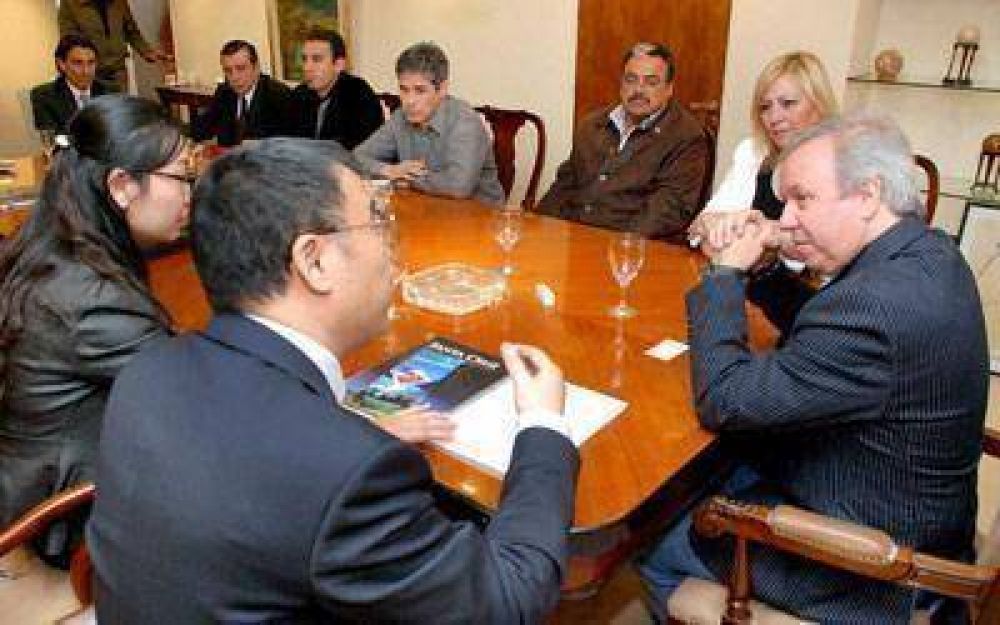 Peralta recibi� a los ejecutivos de la petrolera Sinopec, que compr� Oxy