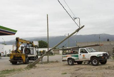 En la localidad de San Mart�n el servicio se podr�a restablecer ma�ana Fuertes vientos causaron da�os y dejaron sin luz varios sectores
