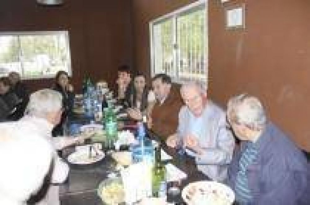 En la Fiesta de Fin de A�o del Club Varela Juniors El intendente varelense pidi� "seguir generando espacios para contener a los j�venes"