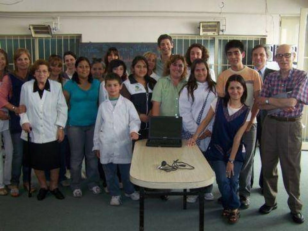 Campa�a "Ayudar es posible" La Escuela de Educaci�n Especial N� 503 recibi� una notebook