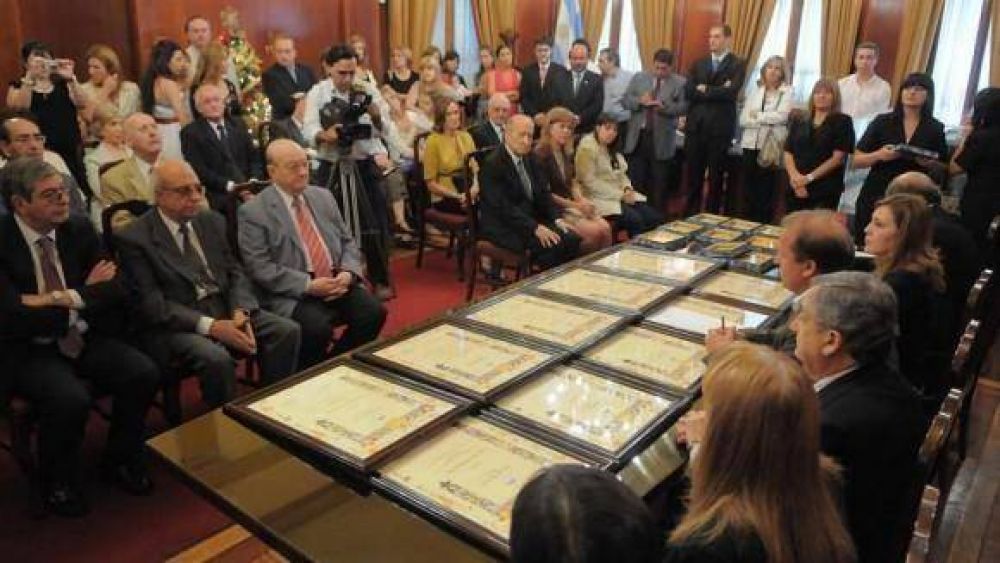 Merecidas distinciones para m�dicos tucumanos 