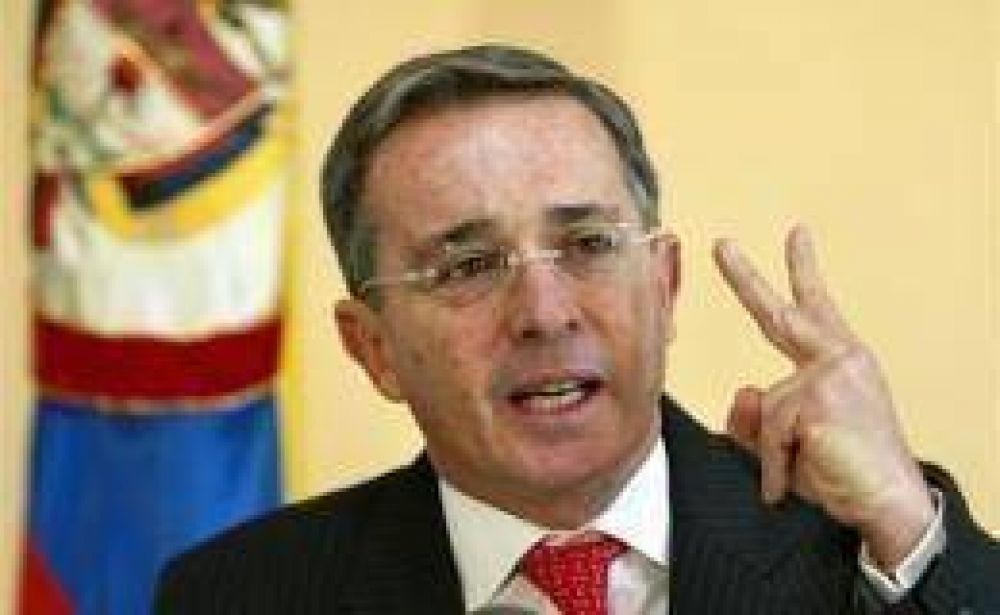 �lvaro Uribe evalu� enviar tropas a Venezuela para capturar a jefes de las FARC