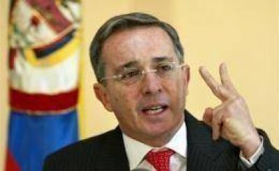 �lvaro Uribe evalu� enviar tropas a Venezuela para capturar a jefes de las FARC