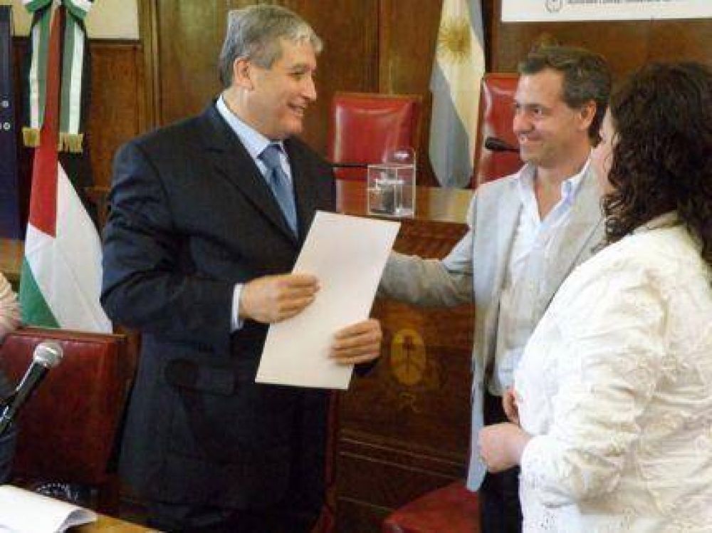El embajador de Palestina en Argentina emocionado en el Concejo Deliberante