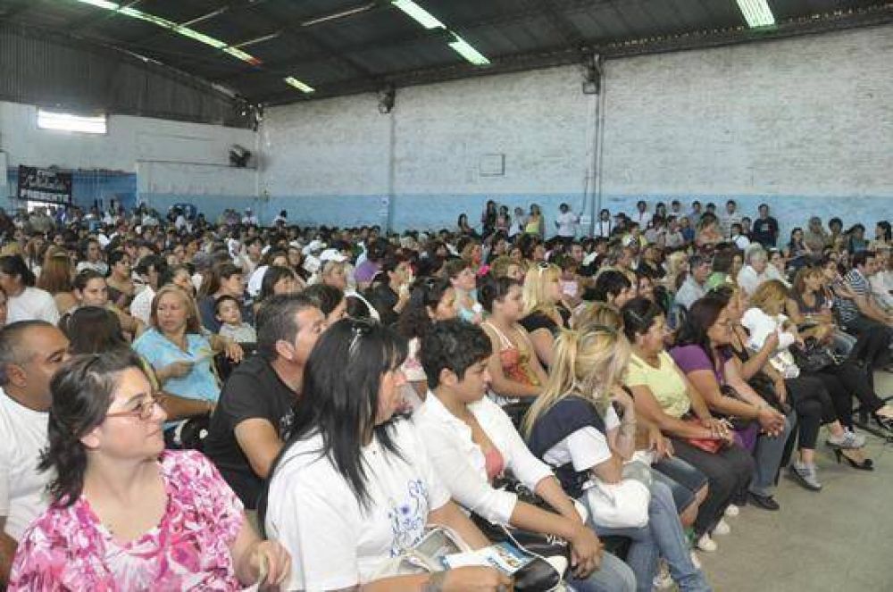 Entrega de diplomas a los integrantes de las cooperativas
