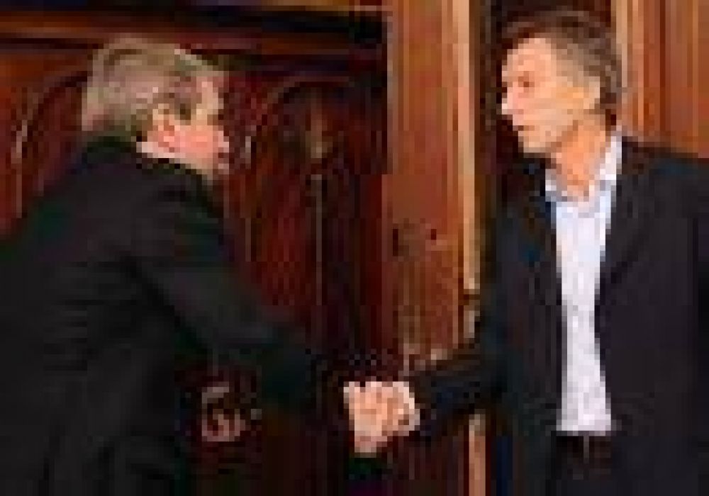 LA POL�TICA SIGUE MIRANDO OTRO CANAL 
