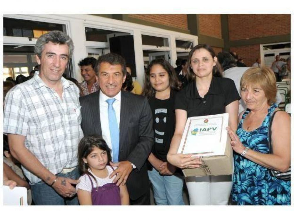 Urribarri puso en marcha planta av�cola en Viale y entreg� nuevas viviendas