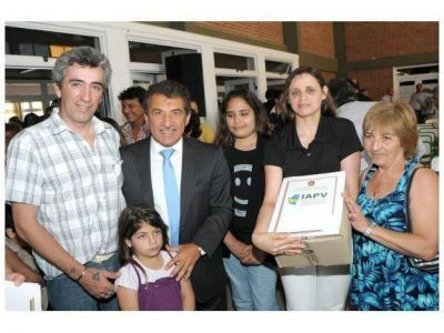 Urribarri puso en marcha planta av�cola en Viale y entreg� nuevas viviendas