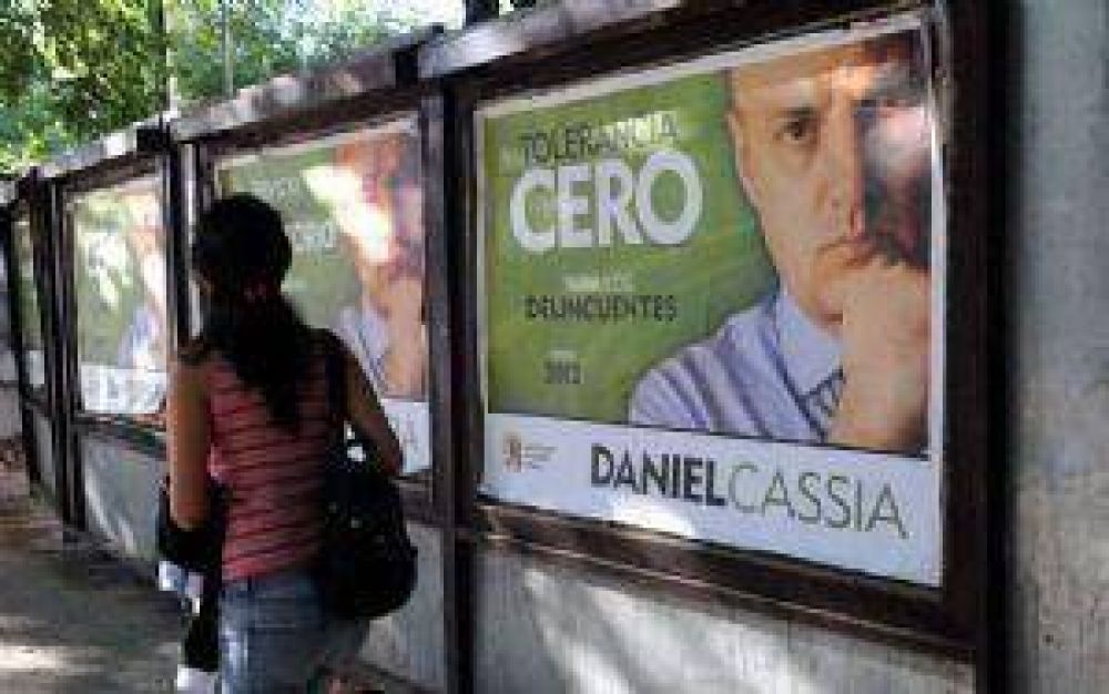 Con afiches pol�micos, se lanz� Daniel Cassia