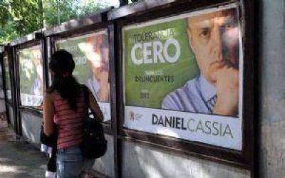 Con afiches pol�micos, se lanz� Daniel Cassia
