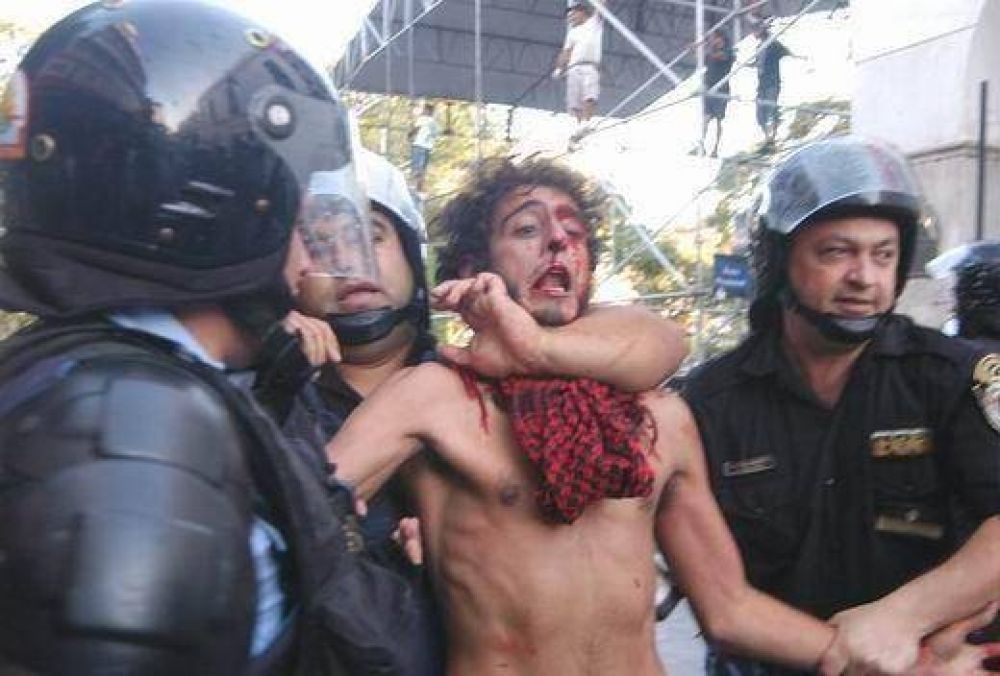 Violencia entre manifestantes y polic�as (hasta legisladores fueron agredidos)