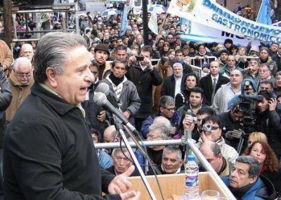 Tras acusaci�n de complot, afiches de Duhalde inundaron la Ciudad