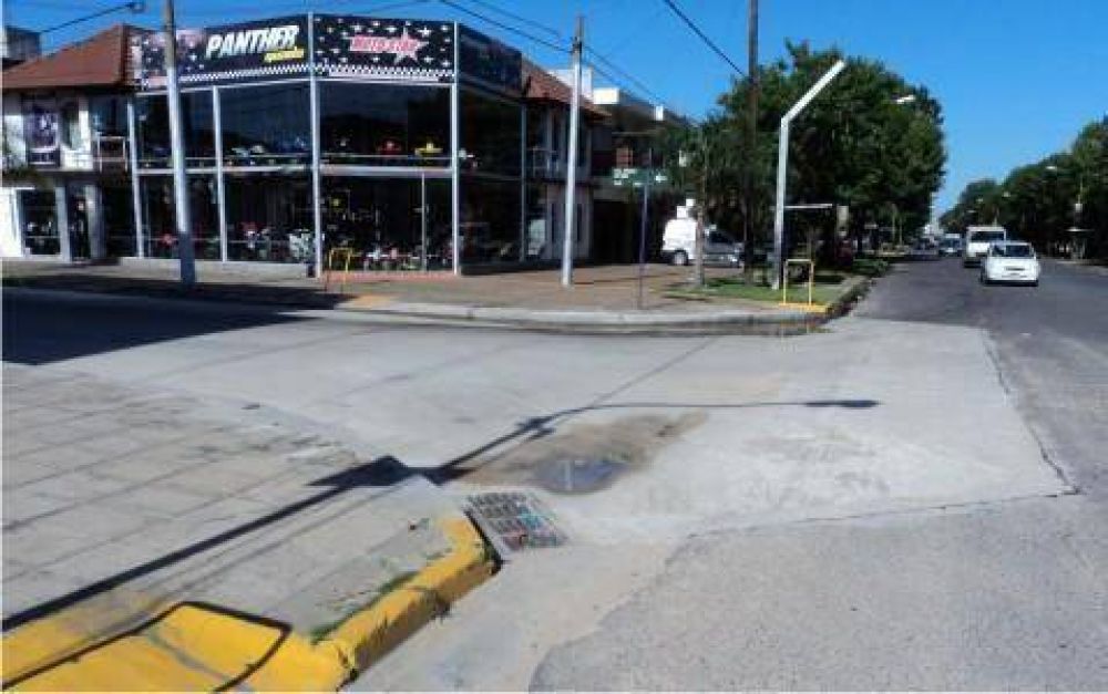 Sobre Av. Mitre y tambi�n en calle 9 de Julio  La Secretar�a de Obras del Municipio repar� calles del caso c�ntrico