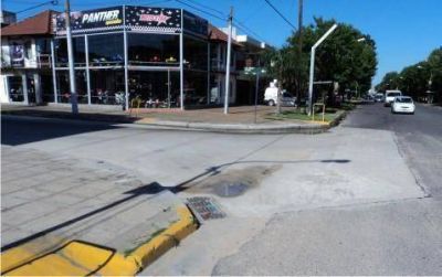Sobre Av. Mitre y tambi�n en calle 9 de Julio  La Secretar�a de Obras del Municipio repar� calles del caso c�ntrico