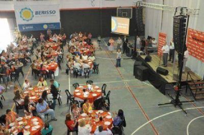 De Olivera encabez� almuerzo en Berisso junto a Manzaneras y Comadres