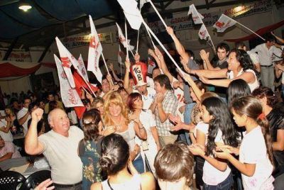 Alrededor de 10000 personas apoyaron que A�da Ayala vaya por un nuevo mandato 