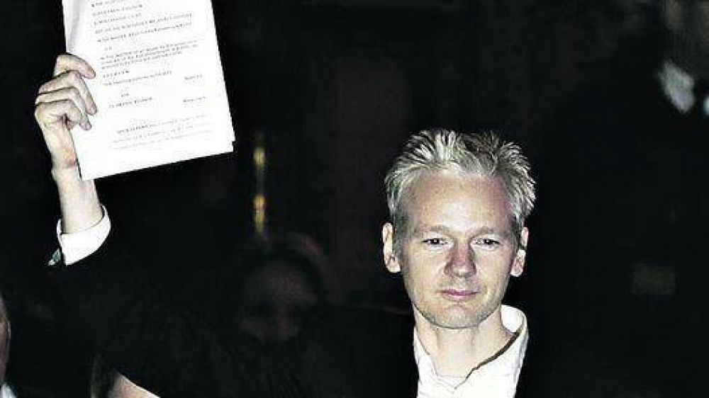 El fundador de WikiLeaks qued� libre, tras pagar una fianza de 326 mil euros