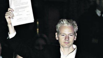 El fundador de WikiLeaks qued� libre, tras pagar una fianza de 326 mil euros