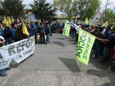 Gremios denuncian heridos tras enfrentarse en marcha