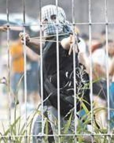 Volvi� la violencia a las tomas: furia y pedradas en Villa Lugano