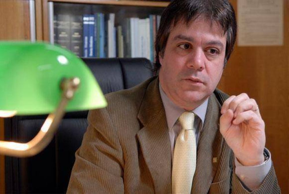 Roy Cortina present� su candidatura