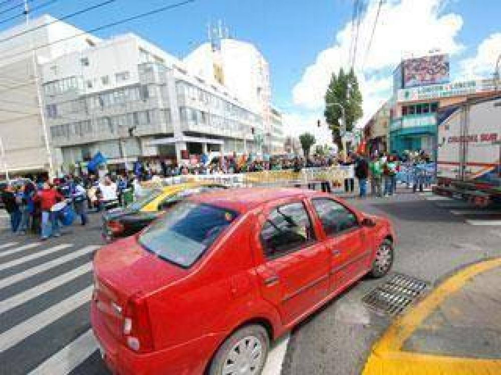 Estatales marcharon en repudio de lo sucedido con la UOCRA