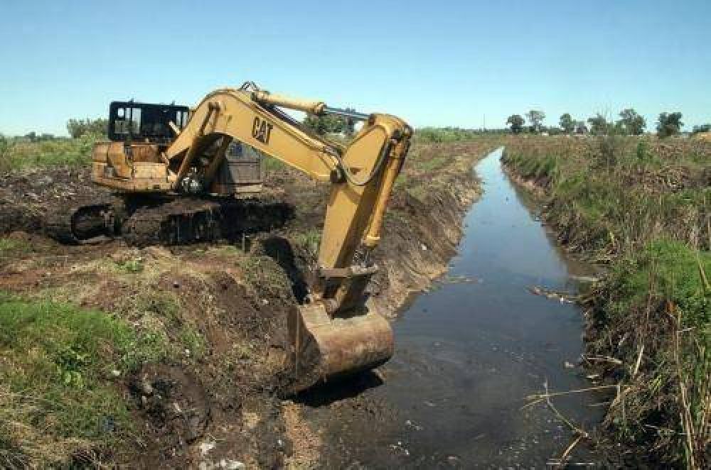 Contin�an las obras de reparaci�n en las calles y zanjeo en caminos de San Vicente