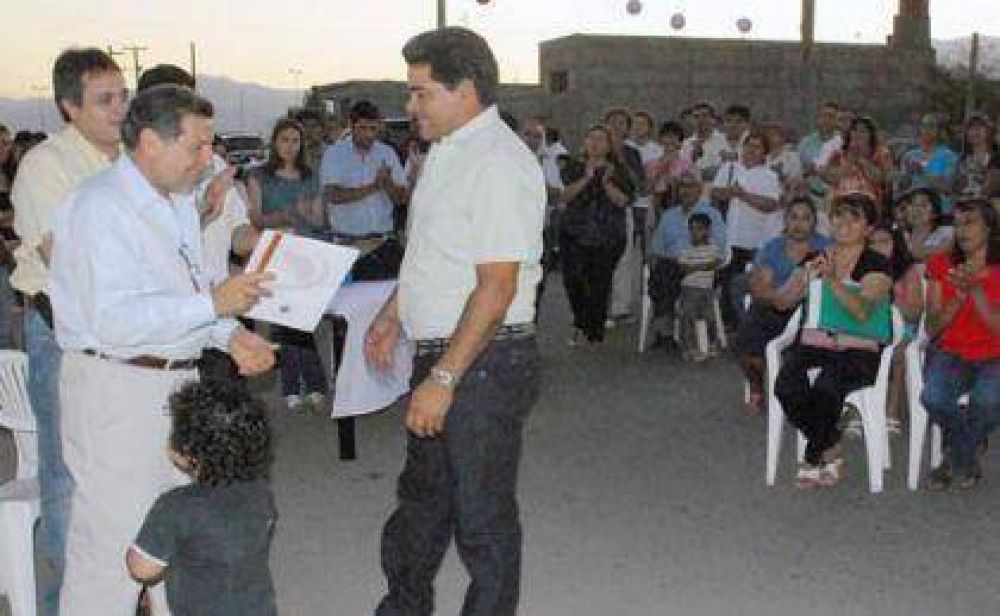 El Gobernador asegur� que continuar� la entrega de escrituras en el 2011