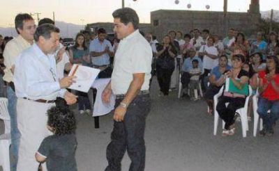 El Gobernador asegur� que continuar� la entrega de escrituras en el 2011