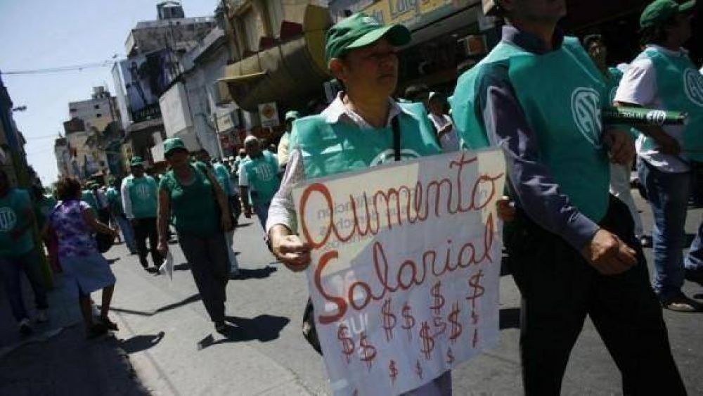 Los gremios estatales amenazan con despedir el a�o en las calles 