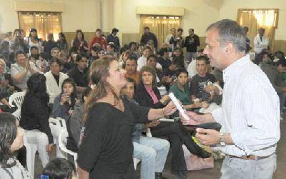 Buzzi entreg� resoluciones por tierras en la zona norte