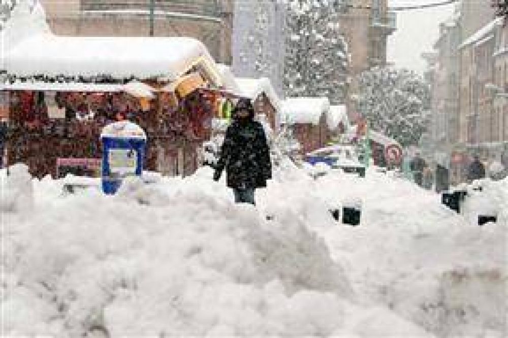 Se agrava el caos en Europa por las intensas nevadas