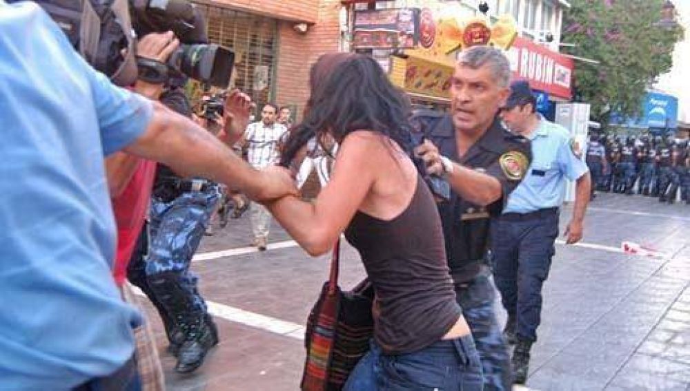 Pasividad para 2 polic�as y pol�mica por Cuassolo
